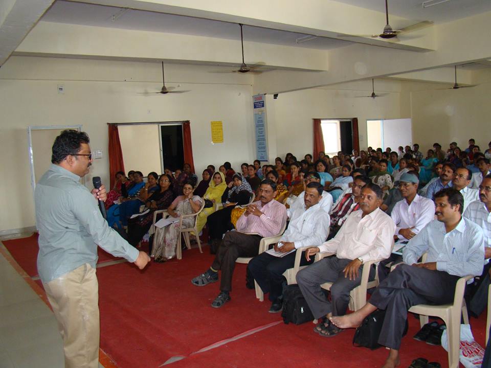 TataPower's tweet photo. ‘Train the teacher’ program #ShikshaSaarthi for Government teachers on modern teaching techniques with locally available materials to help in reducing dropout and increasing attendance.
#RightToEducation #NationalEducationDay #TPCDT #LightingUpLives https://t.co/5c16EXqumr