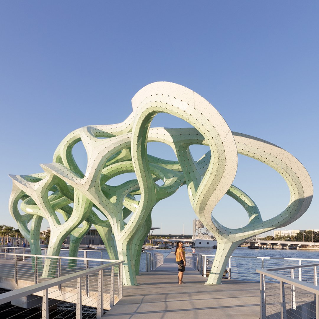 Is it a bird? Is it a plane? No it's a lovely tree-like structure installed by <a href="/THEVERYMANY/">MARC FORNES</a> in Tampa, #Florida. This is apart of the Riverfront Park recreational space project called 'Form of Wander'. A space for a stroll, morning runs or an obstacle course for #games.🏃‍♂️🌳