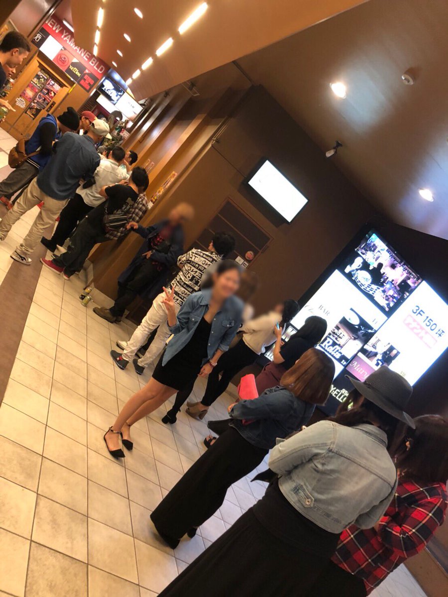 キングオブマニア いよいよ始まりますよ キンマニ3周年祭 エレベーター前はすでに列が出来てますよ 沖縄市 キンマニ キングオブマニア パーティ 周年祭 クラブ Dj