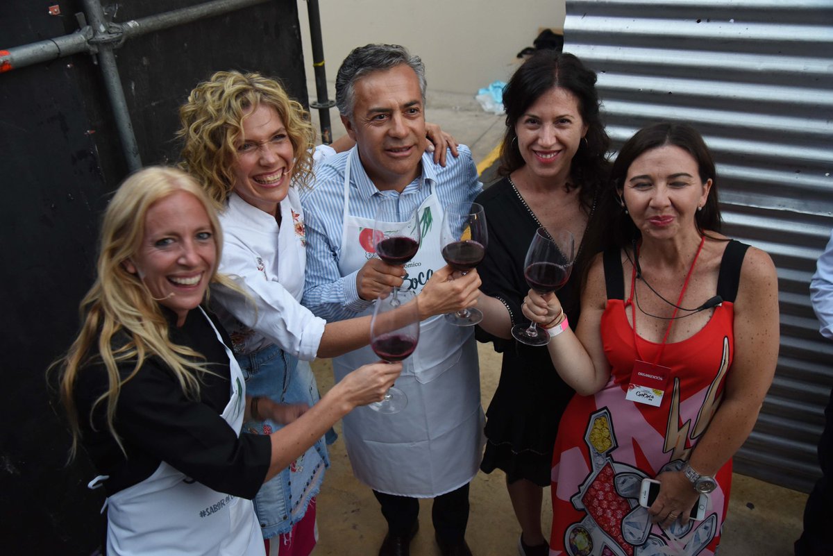 MendozaGobierno's tweet photo. Cornejo recorrió #ConBoca 

El evento se realiza por tercer año consecutivo en Mendoza. Entre el 16 al 19 de noviembre. Se ha convertido en un paseo para toda la familia, donde conviven puestos de los más reconocidos restaurantes de Mendoza. 
Más info: https://t.co/wlxJ1T9wHw https://t.co/6DwuI5rG26