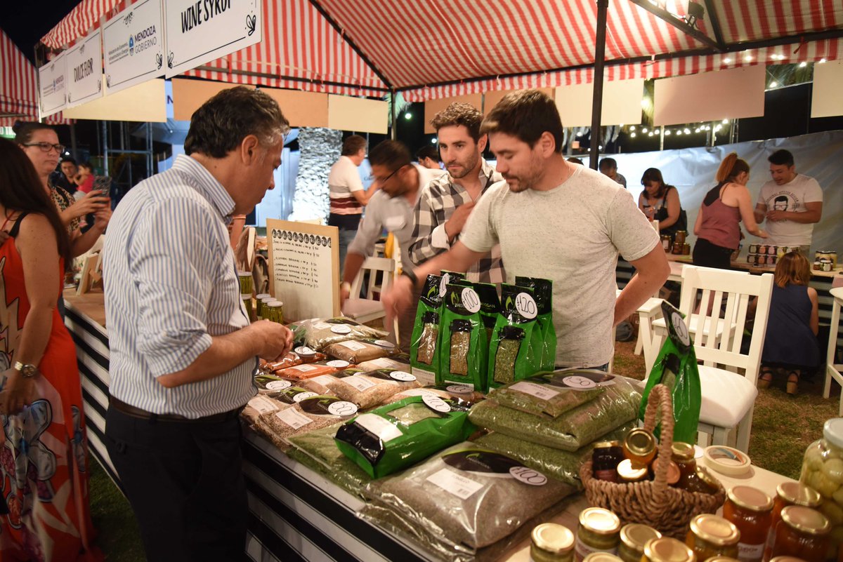MendozaGobierno's tweet photo. Cornejo recorrió #ConBoca 

El evento se realiza por tercer año consecutivo en Mendoza. Entre el 16 al 19 de noviembre. Se ha convertido en un paseo para toda la familia, donde conviven puestos de los más reconocidos restaurantes de Mendoza. 
Más info: https://t.co/wlxJ1T9wHw https://t.co/6DwuI5rG26