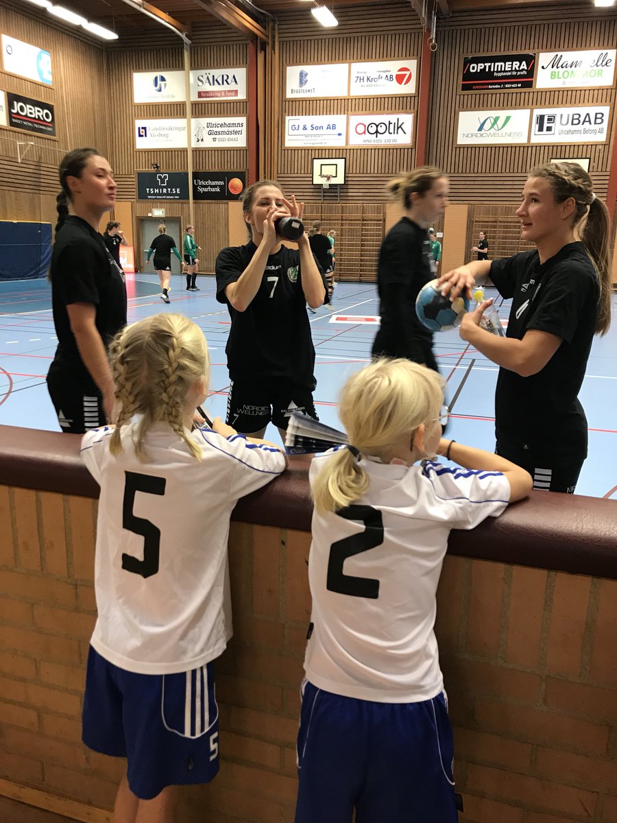 junvik's tweet photo. Småtjejerna stod efter sina matcher i Ulricehamn och tjenixade på nya idoler från @OnneredsHK #she damer. #förstamatchen #ifkmullsjö https://t.co/8fRoYPWGo8