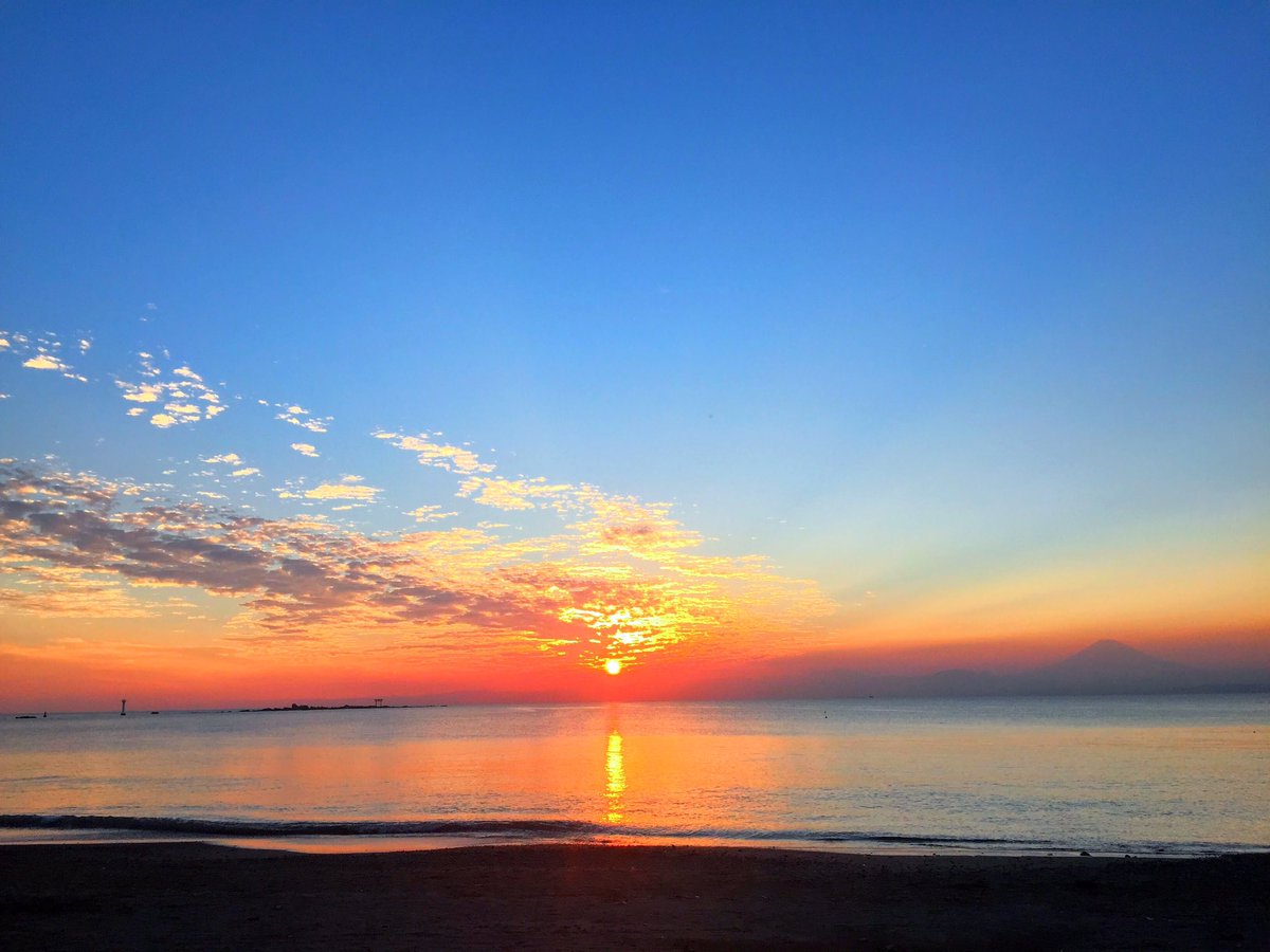 葉山の海と空 葉山の海岸の空は どこまで高く広く気持ちいい この空と海を見ながら深呼吸すると疲れた心が蘇って行きます 大切な海岸です 森戸海岸の夕陽と空と海 T Co Rh5xju63uy Twitter