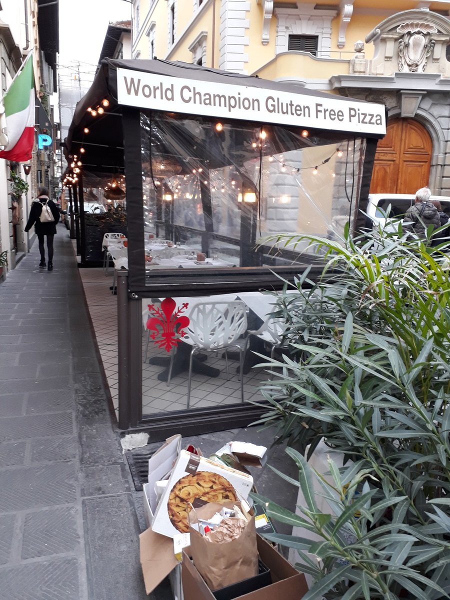 celicosas's tweet photo. Disfrutando del mejor sitio de pizzas #singluten del mundo #Florencia #glutenfree https://t.co/Ae5kYF1hvd