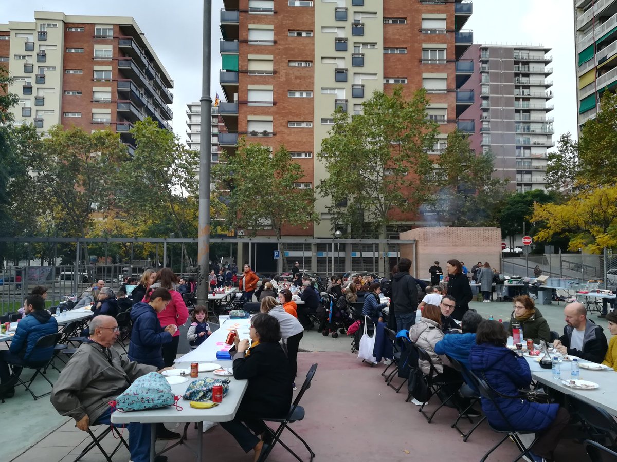 AmpaLavinia's tweet photo. La botifarrada dels Encants, boníssima! 🥓🍗 https://t.co/BHFaqIU8cb