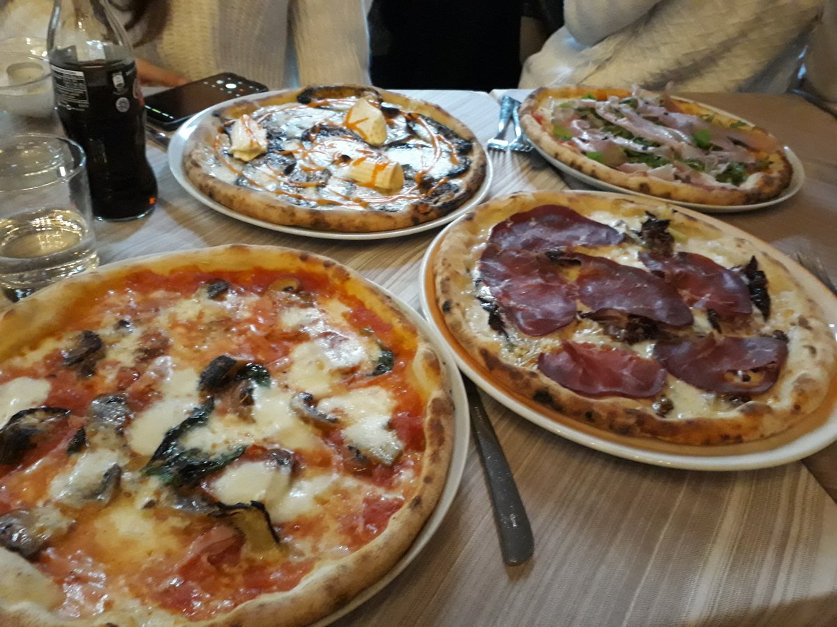 celicosas's tweet photo. Disfrutando del mejor sitio de pizzas #singluten del mundo #Florencia #glutenfree https://t.co/Ae5kYF1hvd