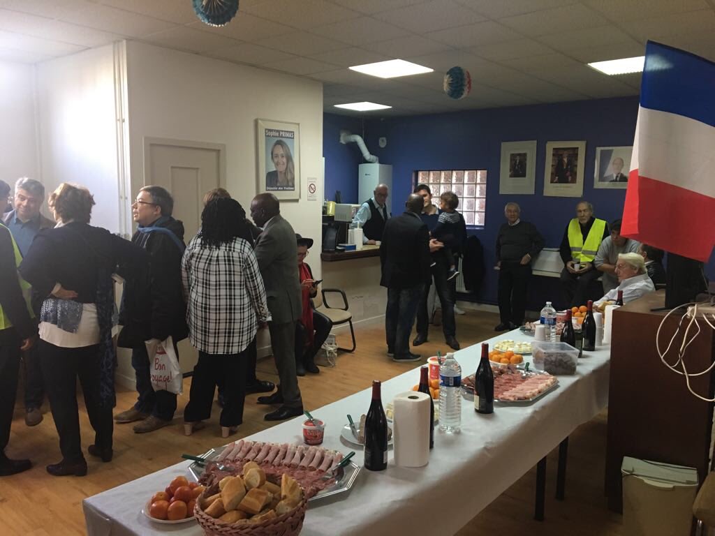LesRep78's tweet photo. #BeaujolaisNouveau ce matin à la permanence de @sophieprimas dans la 9eme circonscription à #Aubergenville. Un moment de retrouvailles convivial et chaleureux! L’occasion de distribuer aux militants notre tract pour les opérations de la semaine à venir #Carburants #StopRacketAuto https://t.co/oitkeqXvXV
