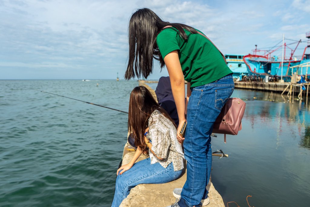 twshep94's tweet photo. 📸 - Speaking to locals about Jakarta’s flood crisis at a fishing port in the city’s north—with help from Indonesian journalism students. #qutcoms #NewColumboPlan https://t.co/PEo6Pl4cd7