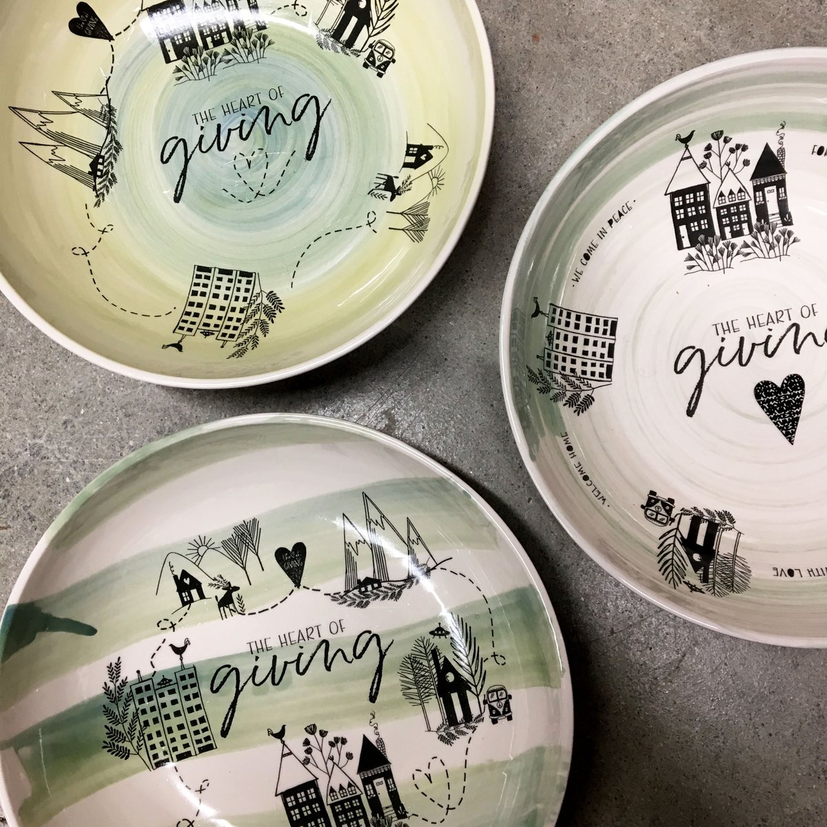 musewarepottery's tweet photo. One-off experiments, created this week - these are my favorite. New paint colors arrived today - I'll binge paint, glaze, fire, the binge decorate.I'm really enjoying this new creative process. #museware #theheartofgiving #reallife #imadethis #handpaintedpottery https://t.co/2LKTh2sGFy