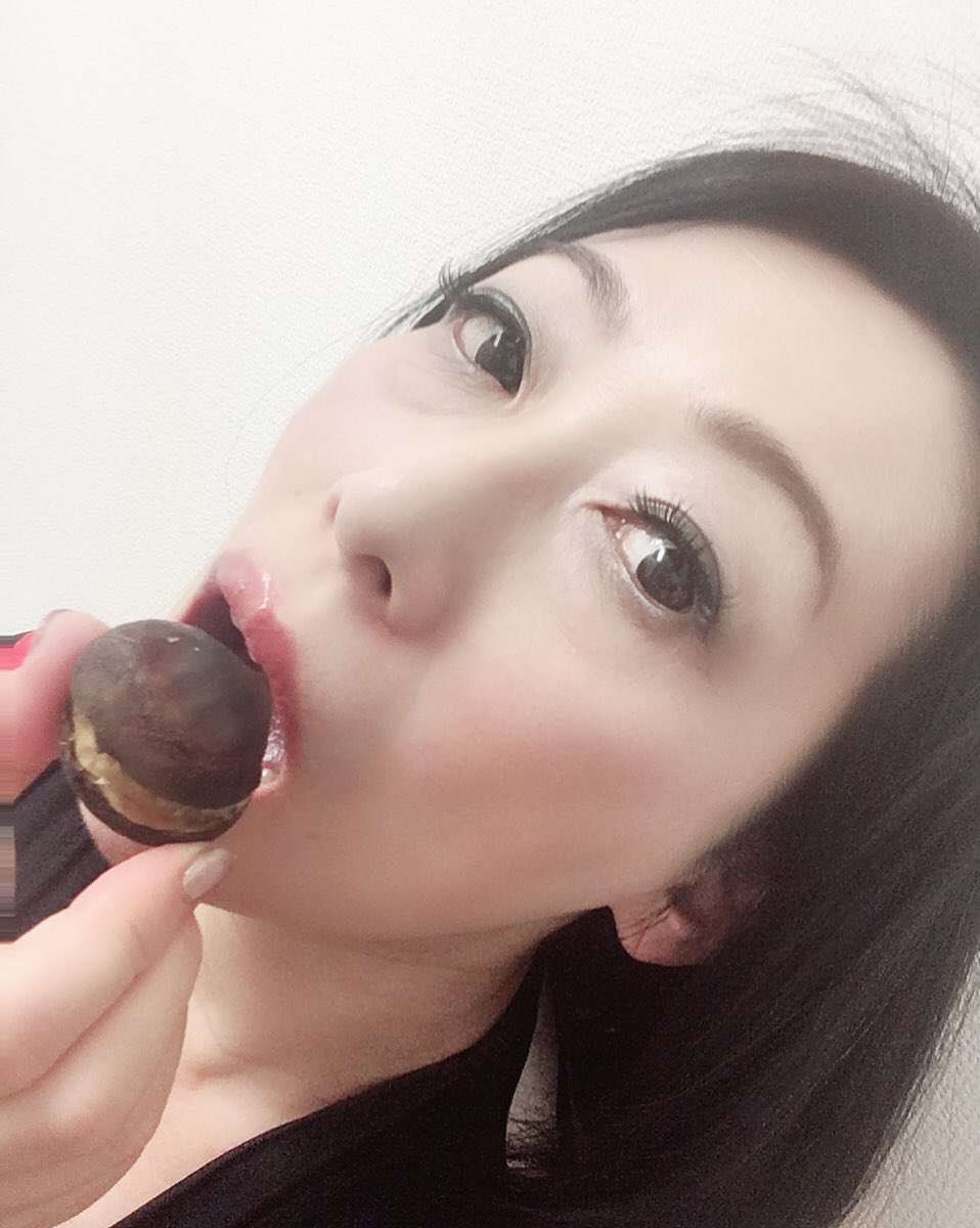 av 柏木舞子　無修正 今日の撮影会、来て下さりありがとうございました😊  毎度の顔馴染みの方から今回はじめましての方、遥々名古屋から会いに来てくれた方…本当感謝しかありません🥰 差し入れもどうもありがとです🙇‍♀️  あらら、今回はお酒が多いな…ｱｯﾊﾊ😅🍺🍷 https://t ...