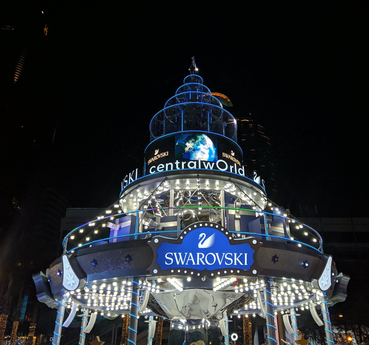 ordimantw's tweet photo. โลกแห่งความสุขใจกลางกรุงเทพ
world of Happiness 
---
ไฟปีใหม่ ณ เซ็นทรัลเวิลด์ปีนี้ เต็มไปด้วย Smiley คาแรกเตอร์รอยยิ้ม ไฮไลท์คือม้าหมุน Swarovski ครั้งแรกในโลก ส่วนต้นคริสต์มาสไม่ได้สูงมาก (ม้าหมุนเด่นกว่าอีก - -") ส่วนบรรยากาศ ปีนี้เด็กเล็กเยอะมาก เยอะกว่าช่างกล้องอีก lol https://t.co/JsBakHbaGm