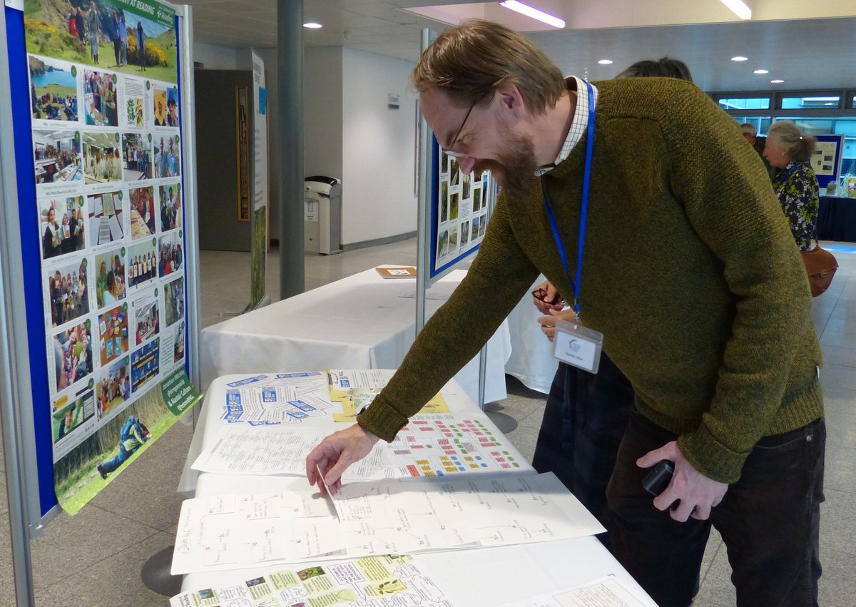readingbotany's tweet photo. Lots of interest and discussion over the keys to common plant families from @UniofReading #MScPlantDiv & #MScSISS @BSBIbotany #AnnualExhibitionMeeting @TotallyNotaBug @WSimpson89 @floodenheim @sally_rewilding @Tree_Spotter @sophieeevans97 https://t.co/ysNME63Taa