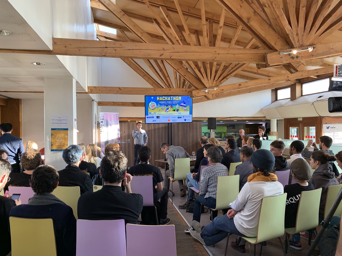 smartharopa's tweet photo. C’est l’heure de la finale 💥 Les participants vont pitcher les 6 projets sur lesquels ils travaillent depuis hier. Un grand bravo à eux pour le travail fourni et leur implication 👏 #SPH2018 #SPC2018 https://t.co/10XXCAcY7S