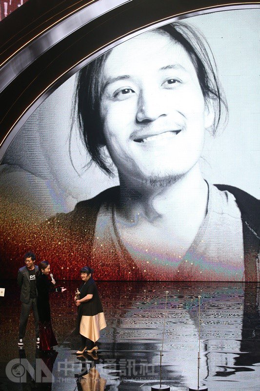 8world News 8视界新闻网su Twitter 金马奖 已故年轻导演胡波 生前作品 大象席地而坐 拿下了 最佳改编剧本 由母亲上台代领 奖项 场面让人感伤 来自中国的胡波 逝世时年仅29岁 即时更新请点击这里 Https T Co Ujunqikvsn