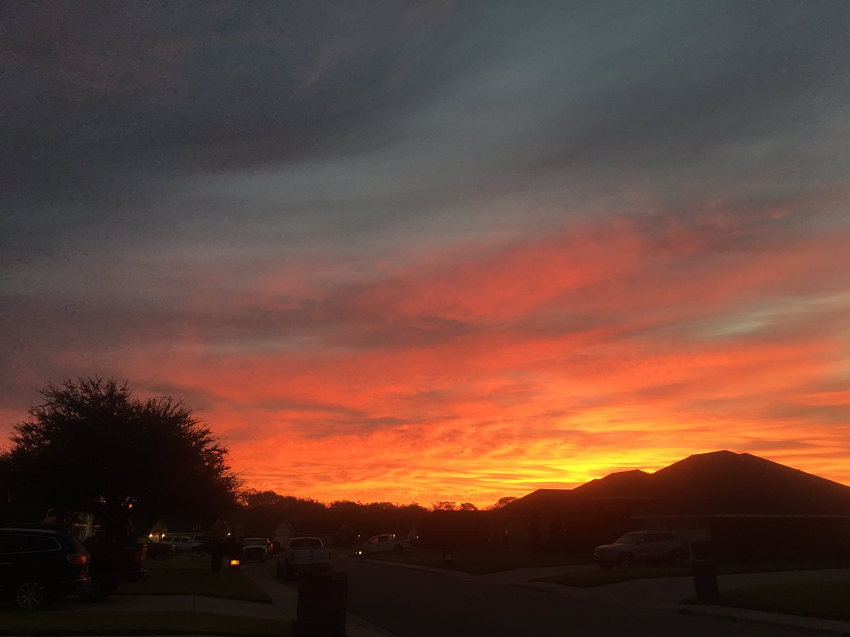 MarissaKubala's tweet image. Good morning! 
#sunriseinSTX #novembersky #thisview #smile ❤️🌞🌅