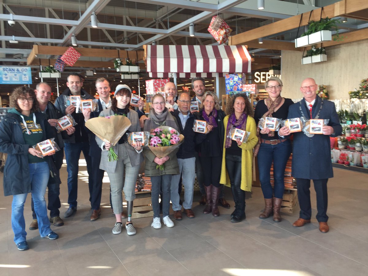 bortkoelewijn's tweet photo. Sint Speculaasactie voor Smiling Kids Bali gestart bij @albertheijn Stationskwartier Kampen. Eerste speculaaspakket mogen overhandigen aan wereldkampioene rolstoelschermen Elke van Agterberg. 3/4 opbrengst speculaaspakket €2 gaat naar begeleiding kinderen met beperking in Bali! https://t.co/xNNPZt8oQQ