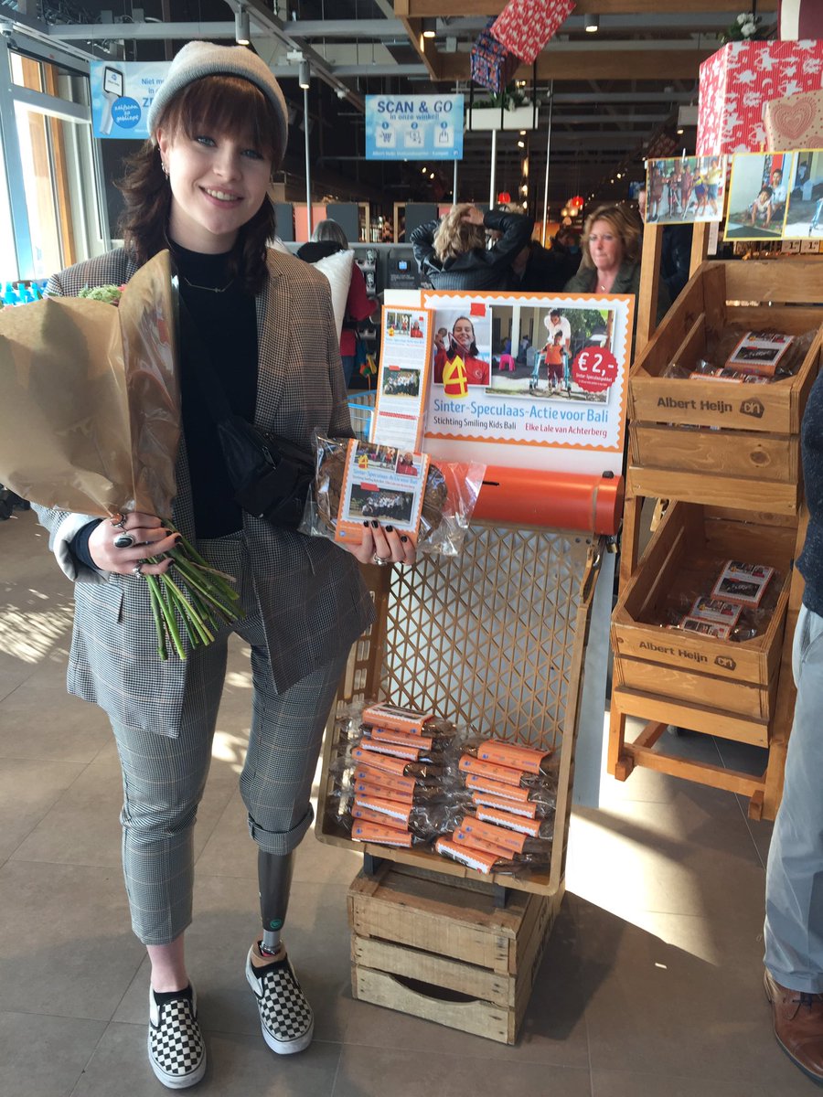 bortkoelewijn's tweet photo. Sint Speculaasactie voor Smiling Kids Bali gestart bij @albertheijn Stationskwartier Kampen. Eerste speculaaspakket mogen overhandigen aan wereldkampioene rolstoelschermen Elke van Agterberg. 3/4 opbrengst speculaaspakket €2 gaat naar begeleiding kinderen met beperking in Bali! https://t.co/xNNPZt8oQQ