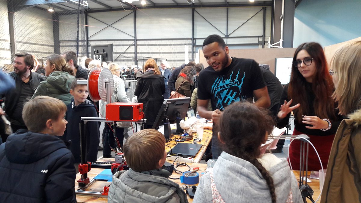 AKokosy's tweet photo. Salon #Robotik20. Le stand @isenlille @yncrea_hdf est toujours aussi plein. @NiryoRobotics #Pepper #impression3D Club robotique Crysteo #Arduino #Raspberry https://t.co/v3WUam07Rq