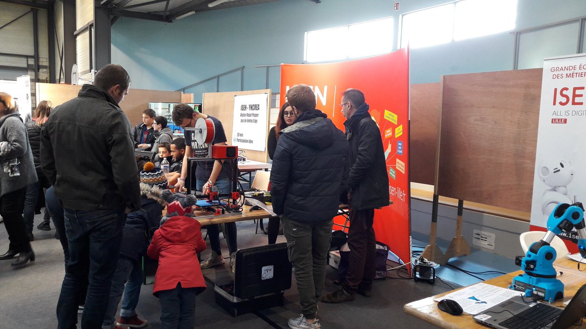 AKokosy's tweet photo. Salon #Robotik20. Le stand @isenlille @yncrea_hdf est toujours aussi plein. @NiryoRobotics #Pepper #impression3D Club robotique Crysteo #Arduino #Raspberry https://t.co/v3WUam07Rq