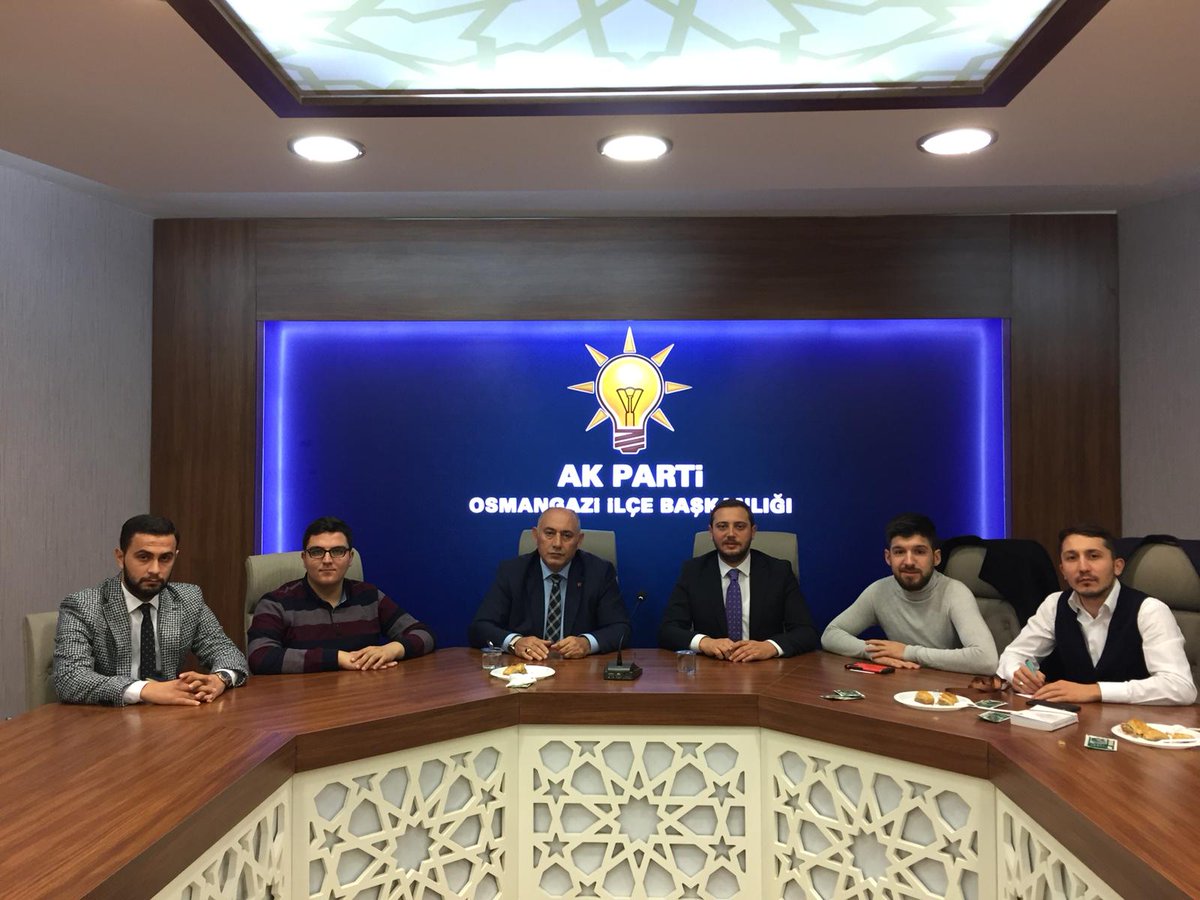 MehmetYetim016's tweet photo. AK Parti Osmangazi İlçe Gençlik Kolları üyelerimizi ziyaret ederek Osmangazi’de gençlere yönelik projelerimizi anlattık… https://t.co/7uhJMceIB2