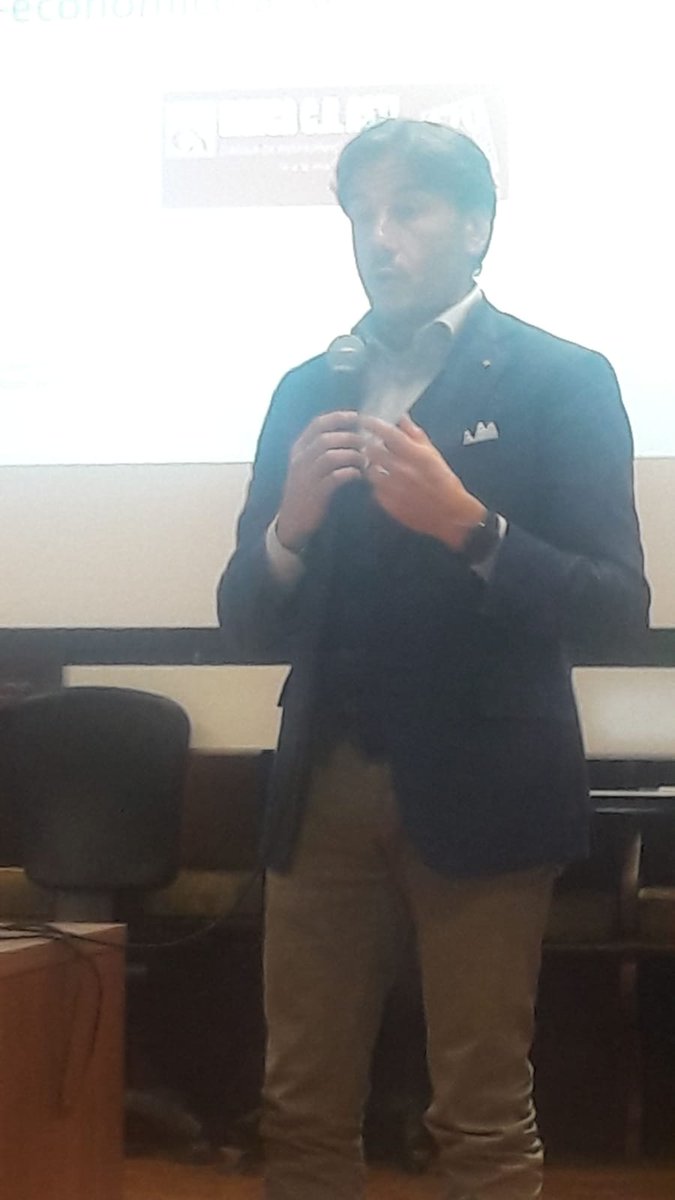 difendifuturo's tweet photo. Claudio Cerrato (Fondo Assistenza Benessere S.M.S.) chiude con il suo intervento la prima parte dell'#Agorà di #PoP18: presentazione dei servizi al socio di #FAB.
"Si calcola che ogni minuto di attività fisica corrisponda a un minuto aggiuntivo nell'aspettativa di vita." https://t.co/UUax5VPcv4