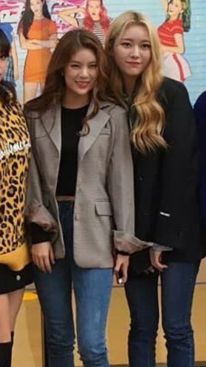 MMLDFRVR's tweet photo. Jane is like a boyfriend material here 😂🤗💖💙😘😍 #MOMOLAND #모모랜드 #2YEARSWITHMOMOLAND
#제인 #데이지 #JANE #DAISY #젠이지 #Jeniji https://t.co/lCZBSTmZHR