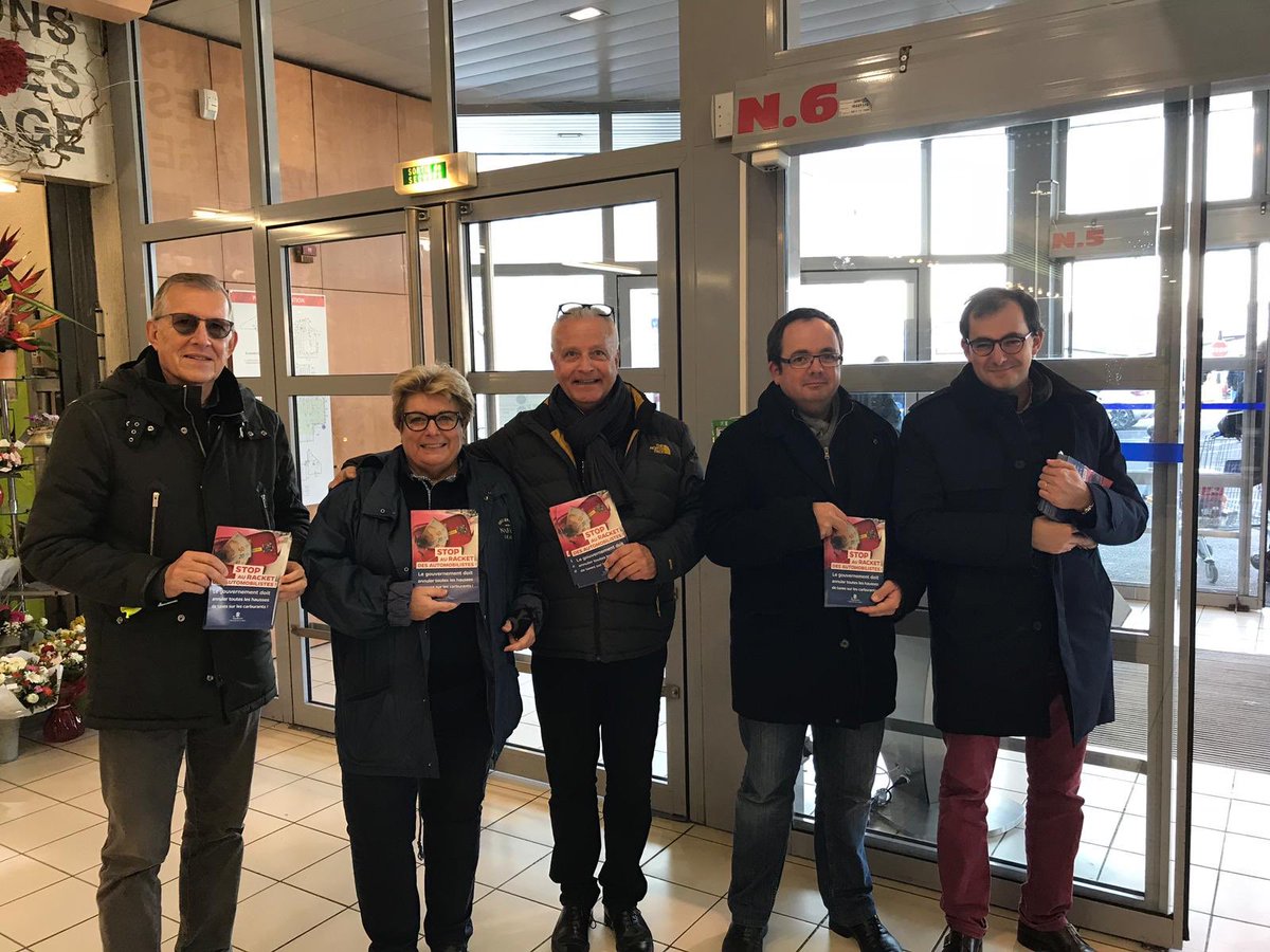 LesRep78's tweet photo. Les équipes de la 11eme circonscription tractent en ce moment au Supermarché Leclerc de Bois d’Arcy avec leur délégué @NDainville, @PhilipBenassaya et @AnneCapiaux @LR11_78. Toute la #Federation des #Yvelines est mobilisée contre la hausse des #carburants. #StopRacketAuto https://t.co/WBh1xqAf13