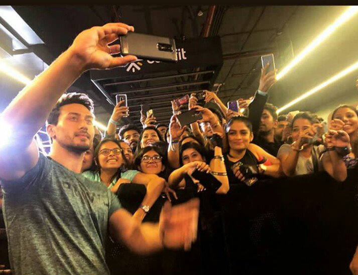 iMAHIRTIGERIAN's tweet photo. 💙#TigerShroff With His #Tigerians 😍😍💪 Wow 😍🙈🙈🙌 At @BeCureFit #danceparty 💃💃 😘 @iTIGERSHROFF @prowlactive @Jiggygeorge
@mojostarbrands @TeamTIGERSHROFF @AyeshaShroff #Prowl #ProwlActive #Get 
#ReadyToMove 
#BeCureFit #TigerShroff #SOTY2 #HrithikvsTiger #TigerianMahir 💙 https://t.co/7L4F0sVzBq