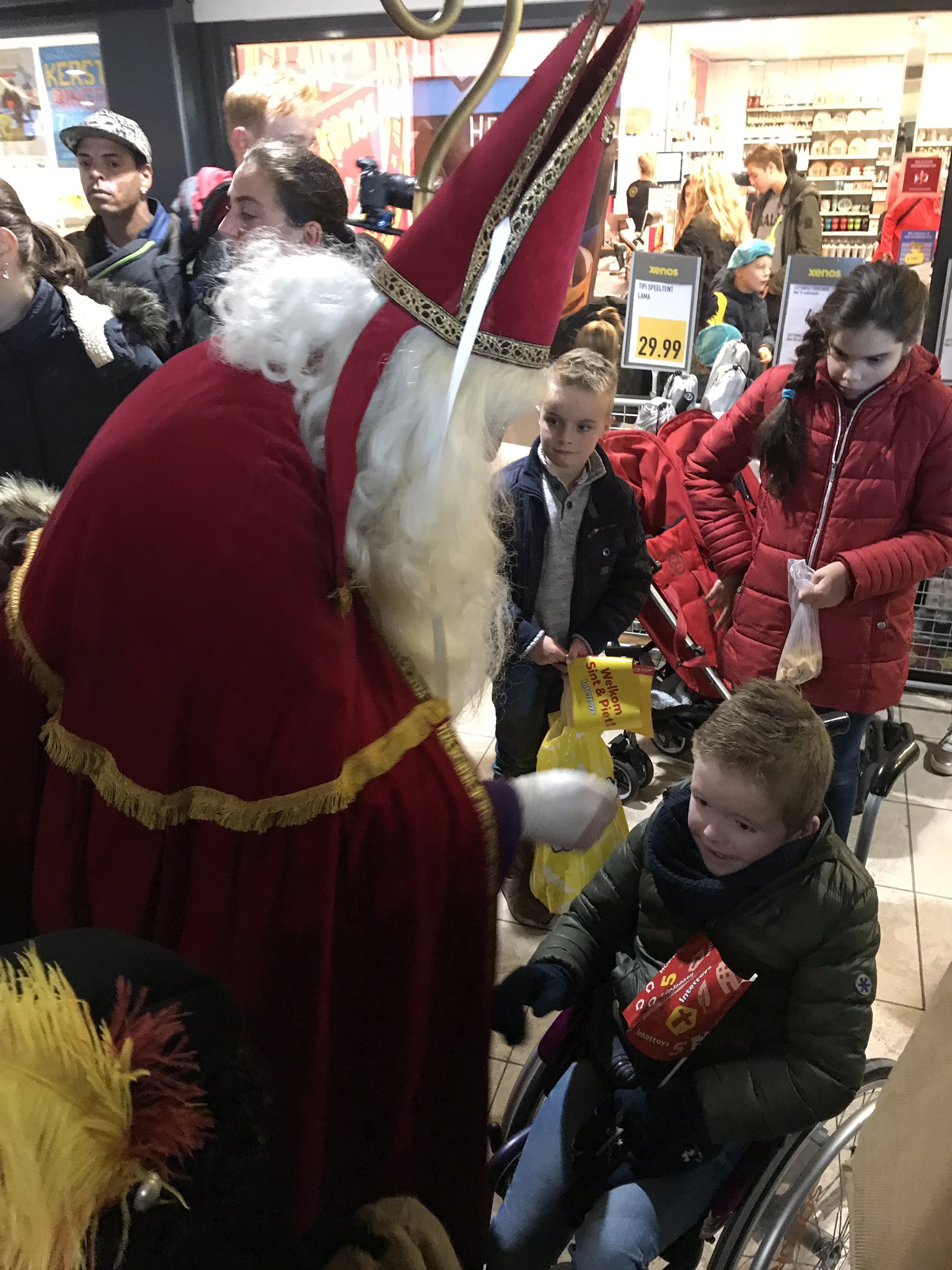 Onderhoud groef Besmettelijk Jaap Paans on Twitter: "Sinterklaas baant zich samen met hoofdpiet een weg  door Makado Winkelcentrum. Honderden kinderen wachten hem op. De selfies  zijn niet te tellen en de zakken met pepernoten en