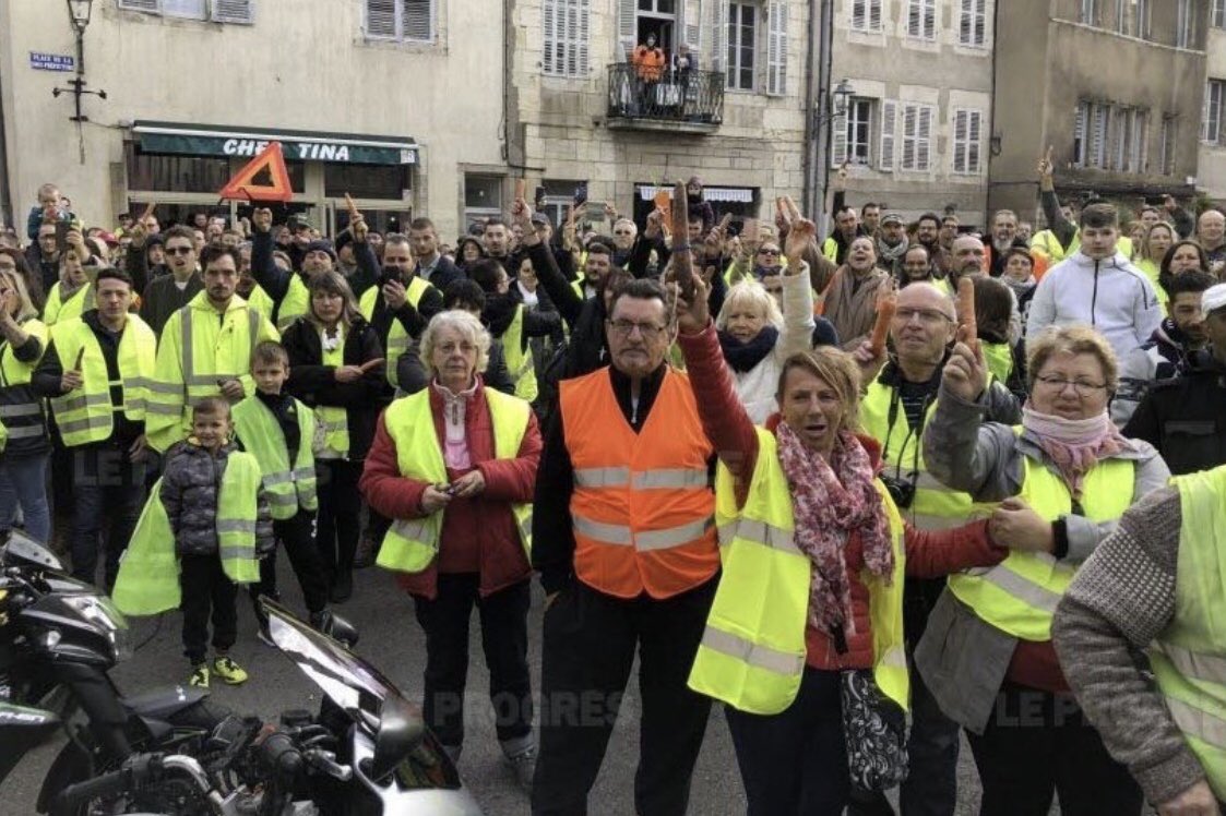 WeAreMalherbe's tweet photo. Quand t’arrives en soirée et que tes potes ne t’ont pas filé le bon dress-code. #GiletsJaunes https://t.co/EWLWJIJbcm