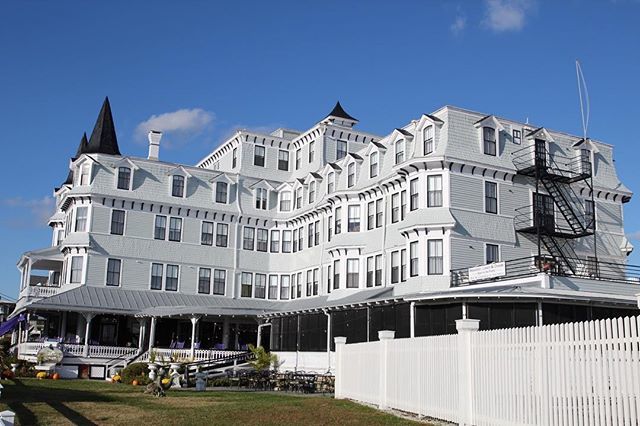 More #touristing walk #Capemay the unedited @theinnofcapemay <a href="/aleatheas/">Aleatheas Restaurant</a> in full afternoon sun W/ <a href="/canonusa/">CanonUSA</a> #teamcanon #jerseyshore. #lovecapemay and the new color scheme and updated purple is quite outstanding. #victorian #architecture ift.tt/2S0ktUR