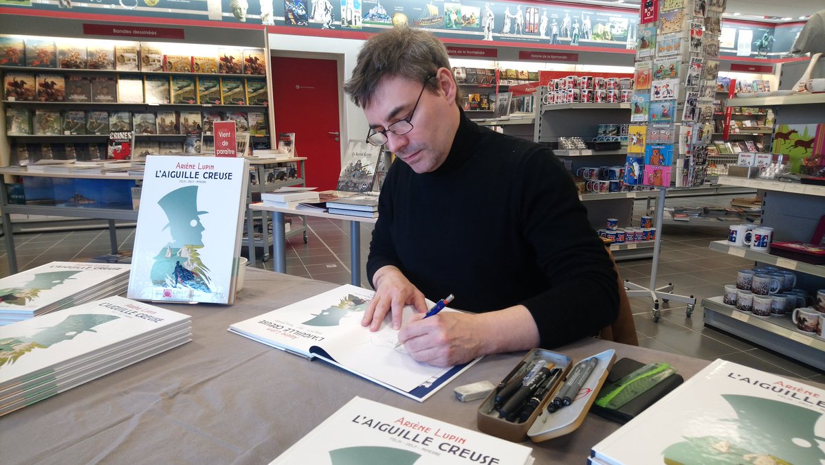 OREPEditions's tweet photo. Michaël Minerbe est en #dedicace chez #orep à #bayeux !!! 😍😍😍 #cadeau de #noel parfait !!! 👌#bandedessinnee #edition #editionsorep #editeur #arsenelupin #normandie https://t.co/v4btrZxuMM