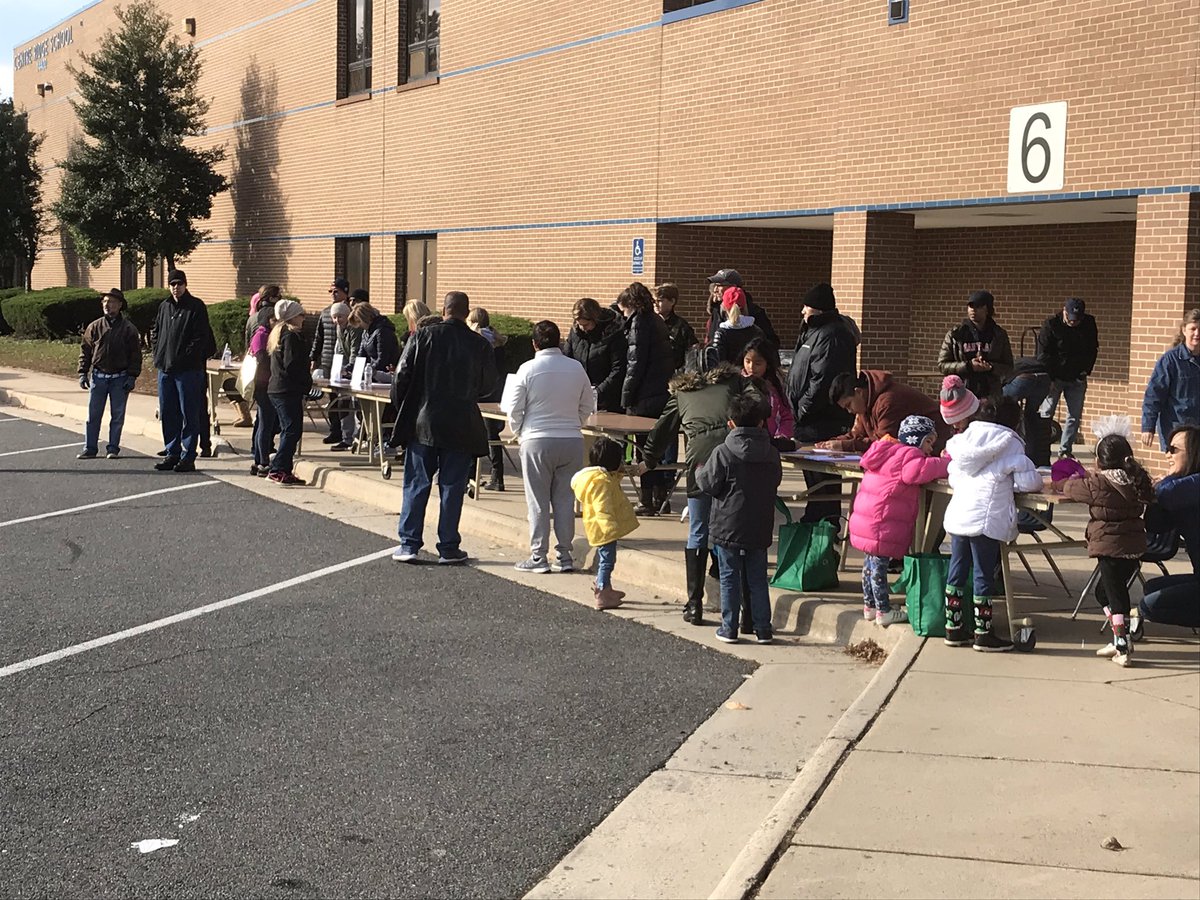 cedeliee's tweet photo. Thank you to McLean Bible Church and Laura Preston for organizing and providing some our families with Thanksgiving meal boxes today! So wonderful to see so many people volunteering to help others.#centreridgees #OtherPeopleMatter https://t.co/ps7h71carJ