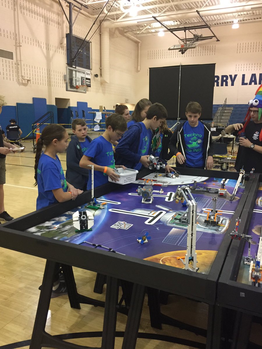 BishopFlaget's tweet image. Lego Robotics competition today!  Go TechnoBrickRats!
#Pantheratom #OSLN #OurCatholicSchools