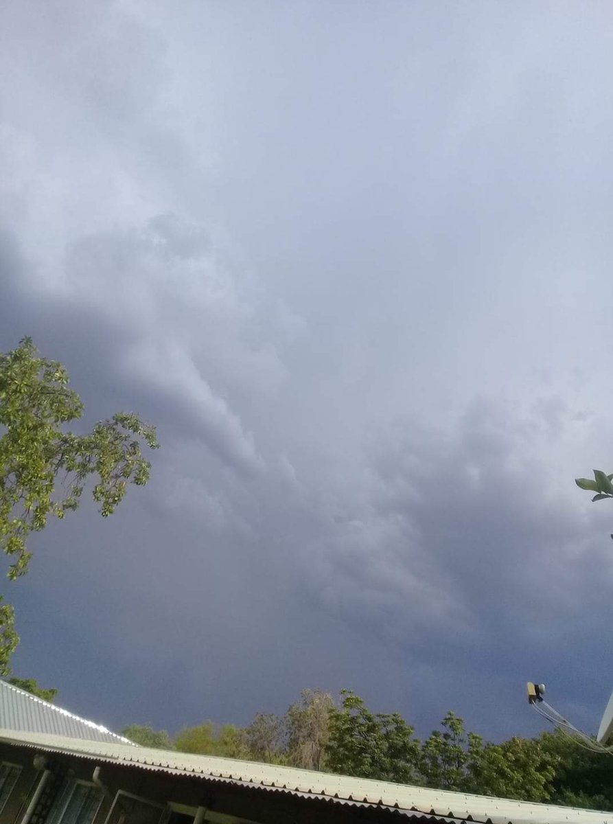 ReenvalSA's tweet image. Kyk hoe lyk die weer oos van #Ellisras. Iewers in die droë bosveld #reën dit 📸 Dries Kruger Abrama @SAWeatherServic @maroelamedia @agri_limpopo @venter_annette @debeer_anika