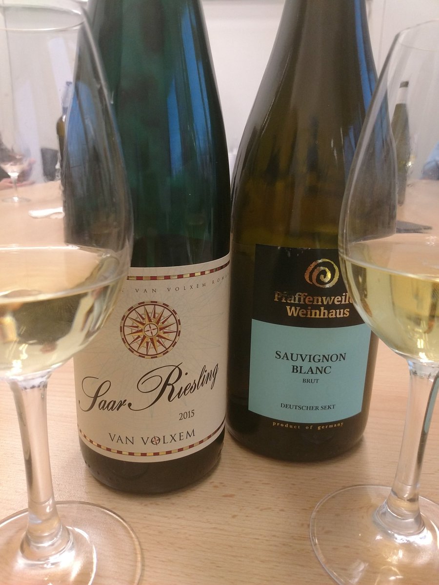 crowdmediaGmbH's tweet photo. @grossstadtdeern und @JasminSpitzer haben ihre Favoriten beim Wine Tasting mit @moeglichewelten auf dem @barcampHamburg gekürt. Jetzt wird ausgetrunken! 🍷 #bchh18 https://t.co/pAOcPrYrGo