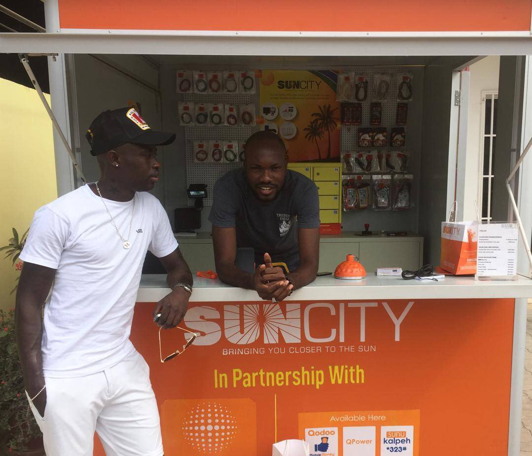SUNCITYGLOBAL1's tweet photo. @modoubarrow14 thanks for passing by & supporting our cause. We guarantee you’ll love the products & wishing you all the very best with your footballing career with @ReadingFC. #suncityglobal #gambia #readingfc #modoubarrow #weekendvibes #football #solar #Entrepreneurship #GOD https://t.co/k2zWreYXsz