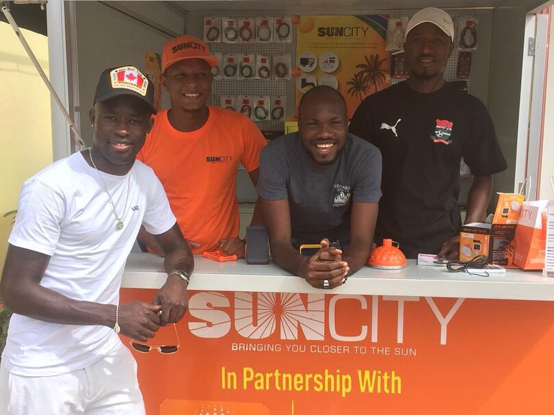 SUNCITYGLOBAL1's tweet photo. @modoubarrow14 thanks for passing by & supporting our cause. We guarantee you’ll love the products & wishing you all the very best with your footballing career with @ReadingFC. #suncityglobal #gambia #readingfc #modoubarrow #weekendvibes #football #solar #Entrepreneurship #GOD https://t.co/k2zWreYXsz