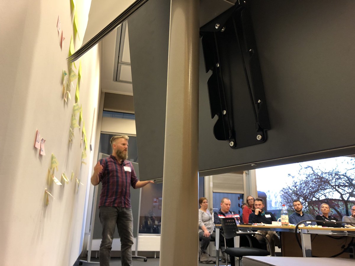 ideenfeder's tweet photo. User Story Mapping mit @Schmutte Die Bude ist voll, daher verfolge ich die Session mal aus ner etwas anderen Perspektive #untenhintemMonitorganzvornerechts 😁 Die Diskussionen sind aber auch von hier spannend #bchh18 https://t.co/FLylK4N10j