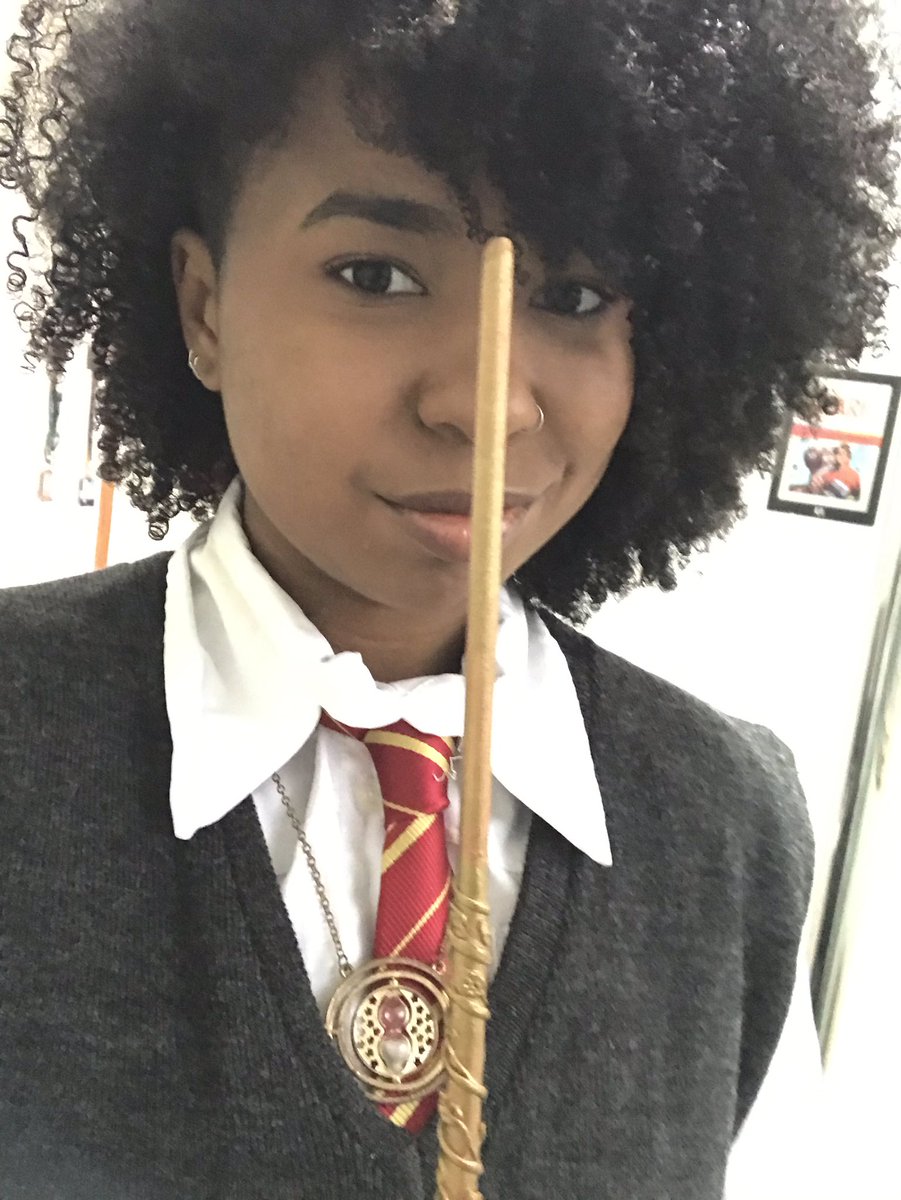 bxcosta_'s tweet photo. Sou a bruxa mais inteligente da minha idade
#MagicCon2018 https://t.co/qTEZLsNZ74