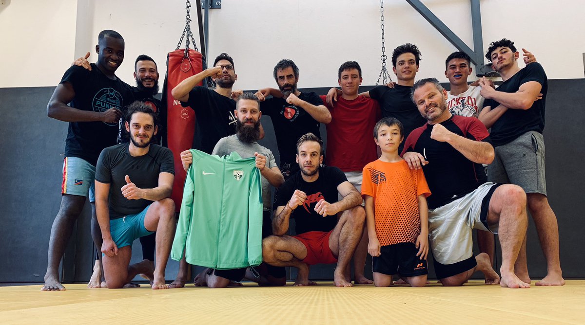 cll_fc's tweet photo. L’association du jour entre une délégation du @cll_fc et l’entente judo st Romain en Gal pour un cours de Self Défense de folie ! Merci @glints_artwork pour la séance et l’accueil ! 👊👊 https://t.co/Mg0UHfsVXO