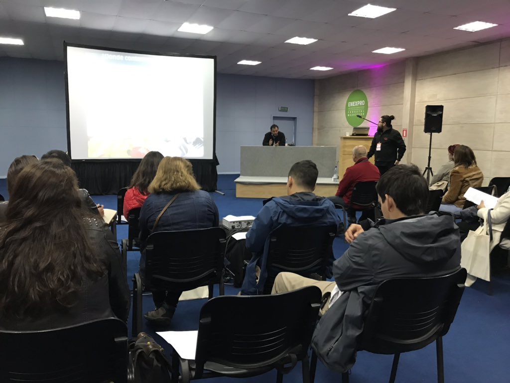 ¡Todos los días ha sido muy difícil recorrer <a href="/FeriaCOMAD/">Feria COMAD</a>! 
Hay tantas actividades y tan entretenidas que queremos estar en todas 😆 

👉🏼 Este es el workshop Hogar + Taller de sustentabilidad domiciliaria

Los esperamos hasta las 19:00 
<a href="/noticiasCDT/">NoticiasCDTenerife</a> #COMAD2018