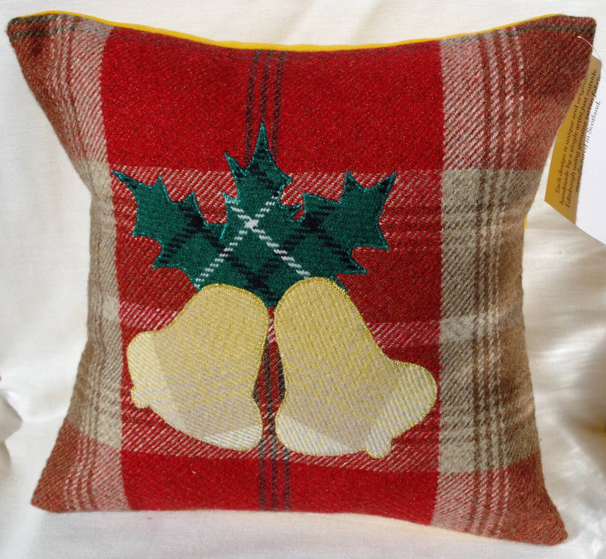 ThistleSewNice's tweet photo. #christmas #xmas #christmasbells #holly #goldchristmas #dingdong #christmasdecorations #christmasdecor #xmasdecor #xmaspillow #christmaspillow #christmascushion #homedecor #goldtartan #tartanpillow #shoponetsy #handmade #madeinScotland  #Appliqué #wool #giftideas #onlinecraft https://t.co/xi0v864hhK