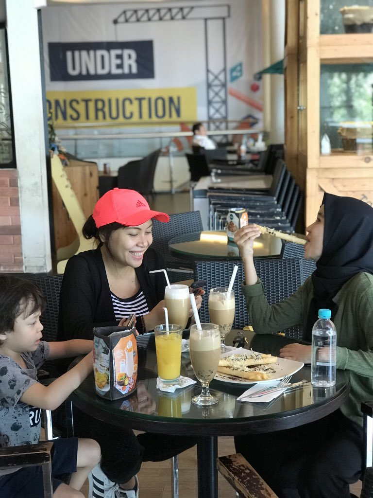 Sometimes u juz need to laugh even juZ for a while 😊 #qualitytime #brunch #excelso #laugh #adidas #saturdate