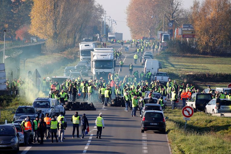 TAGblad's tweet photo. In België en Frankrijk wordt het hele weekend actiegevoerd tegen de hoge accijnzen op brandstof. De protestbeweging kreeg de naam “Gilets jaunes” of #gelehesjes. In Frankrijk werden vandaag (filter)blokkades op bijna 800 locaties georganiseerd. #dieselprijs #brandstofprijs https://t.co/kKRg7aFsbe