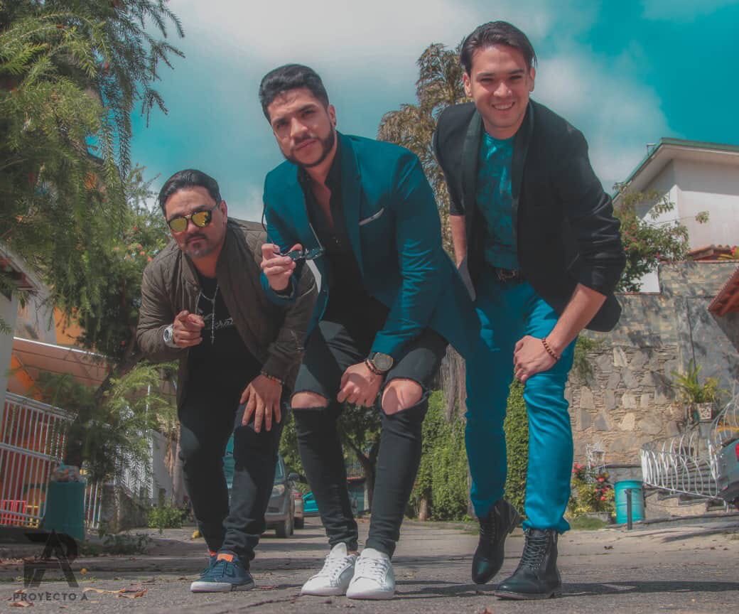 TropiBogota's tweet photo. En la número 17 escuchas a @salsaproyectoa con “No te vas” grítaselo al amor de tu vida ❤️😘 en #LosDurísimos 
Conduce @ricardoelryr https://t.co/CMMHP0J3uT