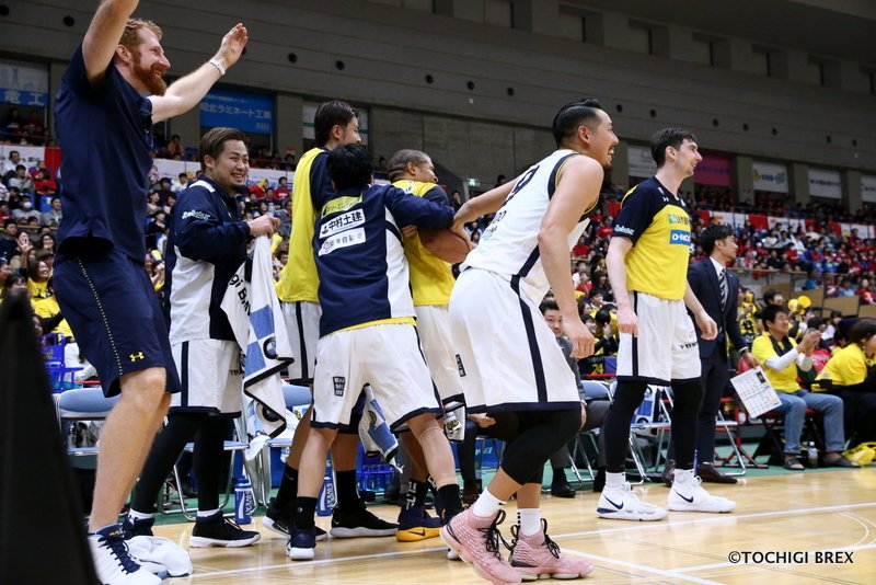 utsunomiyabrex's tweet photo. #25 ロバーツ選手の得点で喜ぶベンチの様子も合わせてご覧ください。
ブレックスというチームを表しているシーンの一つだと思います。
#BREXMENTALITY https://t.co/KVfNBZFRzN