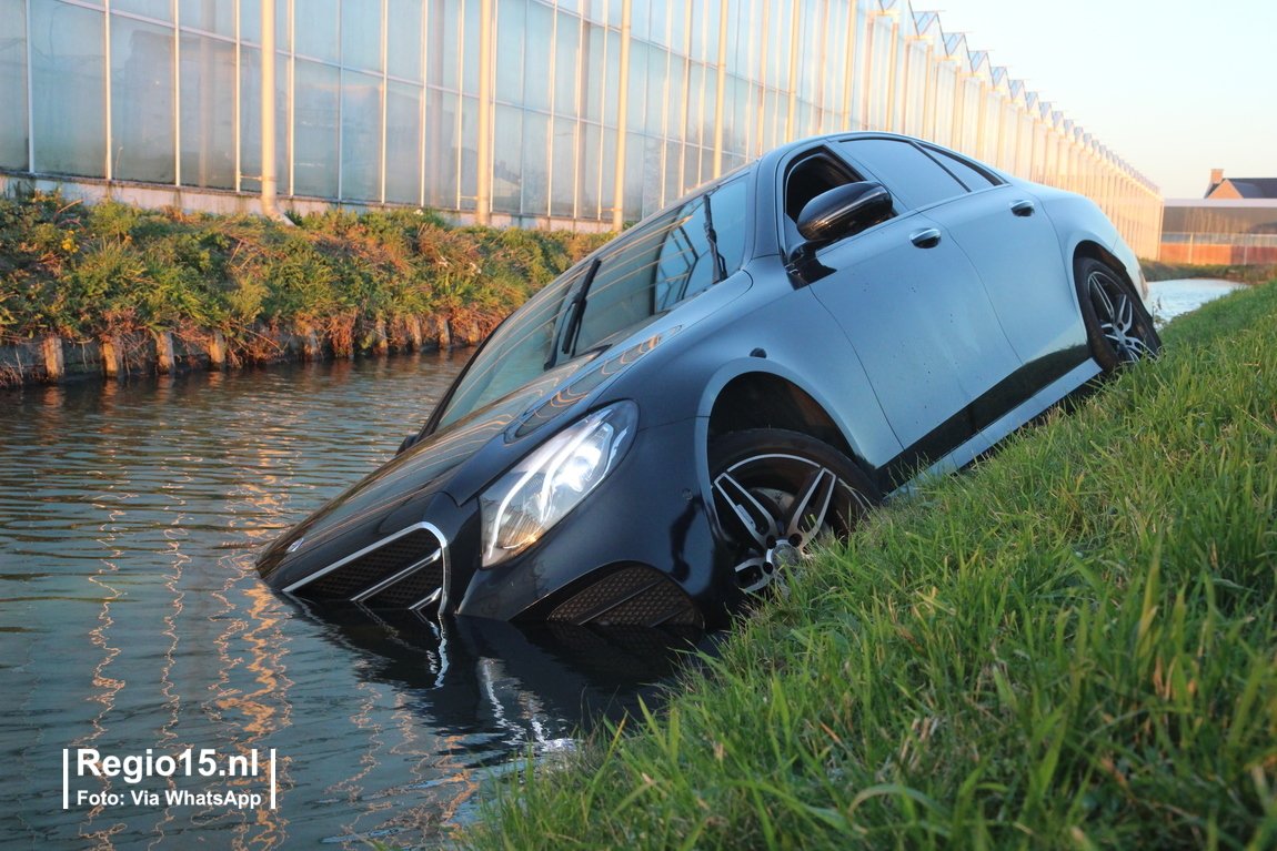 regio15's tweet photo. Op de #Rusthovenlaan in #sGravenzande is vanmiddag een auto te water geraakt. Berger @Vreugdenhil_ heeft de auto geborgen. https://t.co/e2XFVk9zUZ