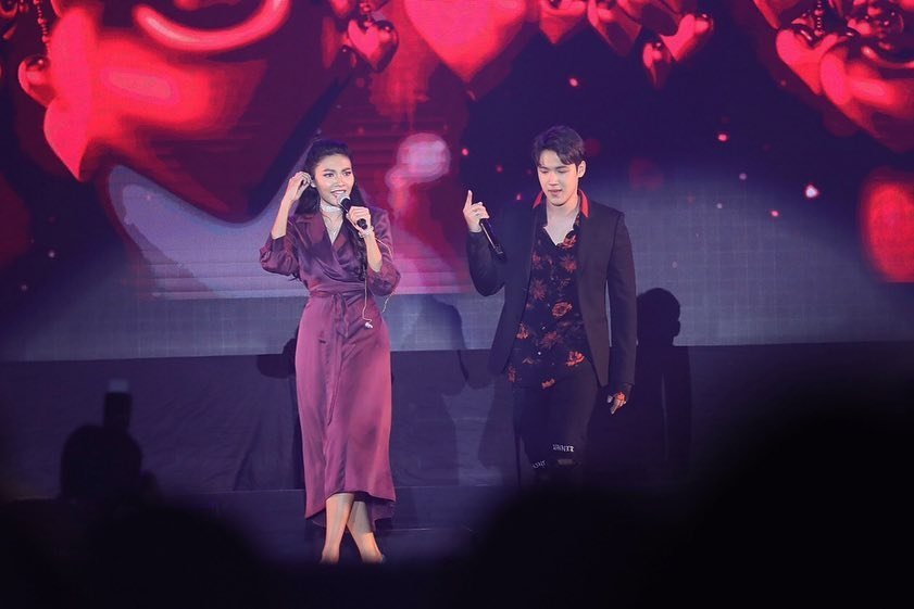AIA VIP THE EXCLUSIVE EVENT 2018 #80ยังแจ๋ว ขอบคุณครอบครัวAIAมากๆนะคะ💗ขอบคุณชาวเชียงใหม่มากๆนะคะ สนุกมากกก ขอบคุณน้องแกงที่มา Rap #ไม่มีเธอไม่ตาย ให้ด้วยนะจ๊ะ ดีงามมากกก 👍🏼😁 instagram.com/p/BqSDfZ-AWqm/ IG:gamwichayanee
#แกงส้ม #KANGSOMKS #AIAThailand80thAnniversary #เอไอเอ80ยังแจ๋ว