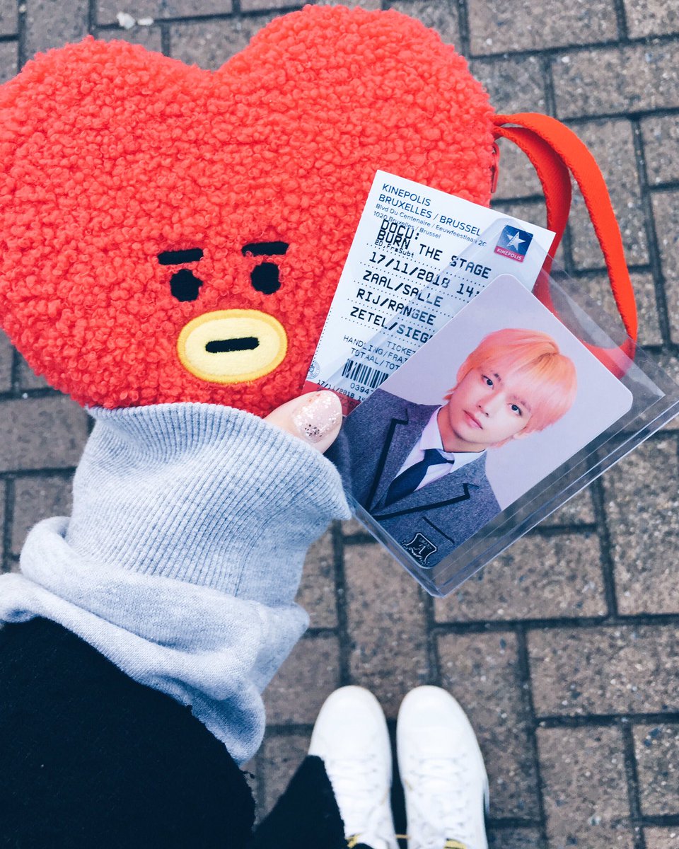taetae_leni's tweet photo. BTS Burn The Stage ✨ I took Tata with me ♡ #btsburnthestagethemovie #tata #bt21 #V #tae #bias #Vphotocard #bts https://t.co/5Ed3WEEw8t